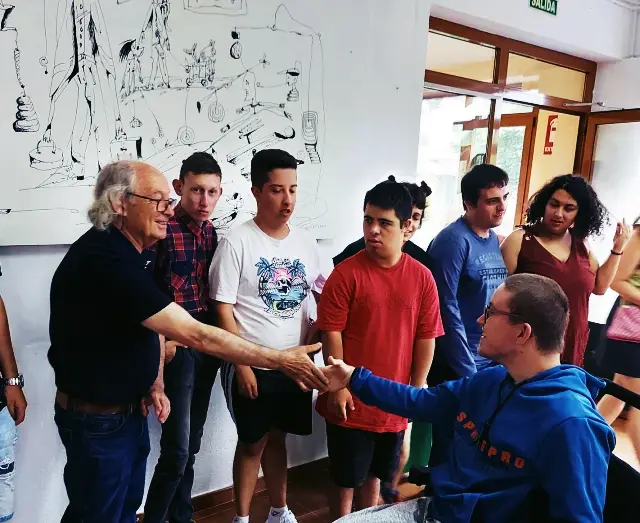 Herminio, junto a su pintura en Edes