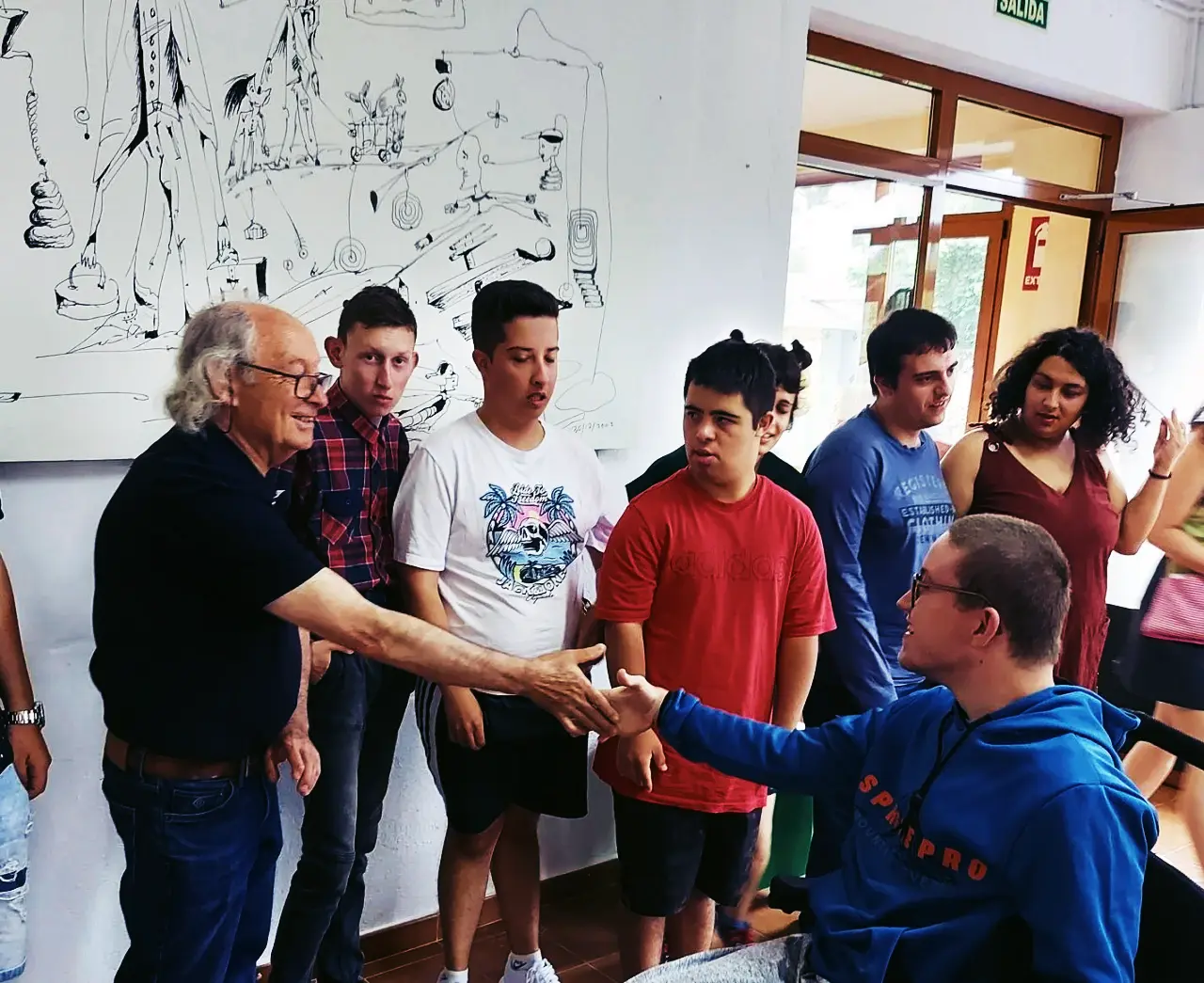 Herminio, junto a su pintura en Edes