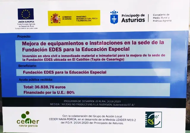 Placa descriptiva de la Subvención concedida a través de los Fondos Leader , para la mejora de Equipamiento e instalaciones en nuestra Sede. 