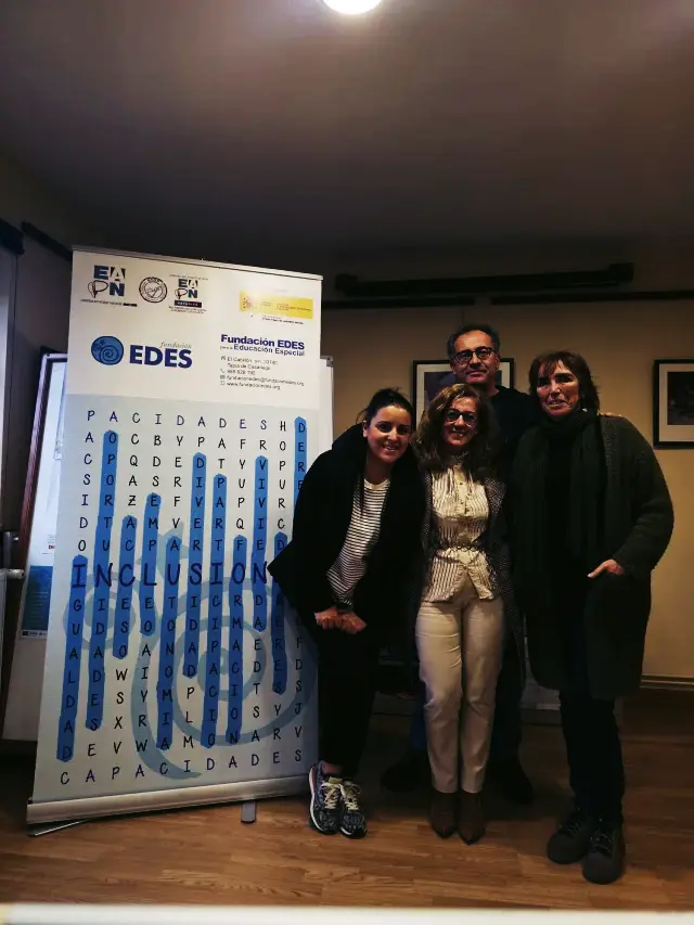 Foto del acuerdo entre Vitaldent y Fundación Edes