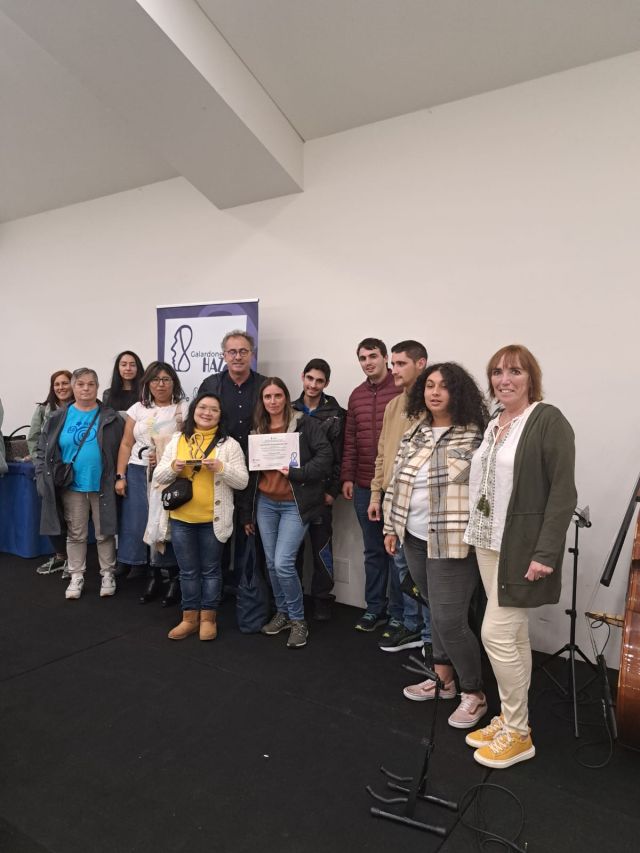 Miembros de Fundación Edes posando para la foto en la recogida del galardón.