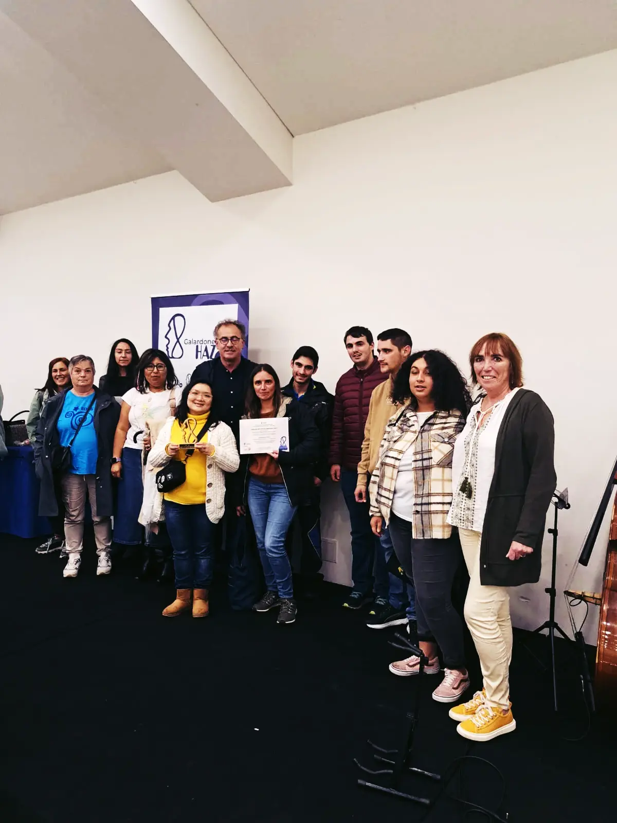 Miembros de Fundación Edes posando para la foto en la recogida del galardón.