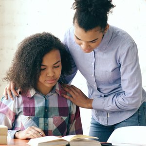 Mujer y niño manchados de azul