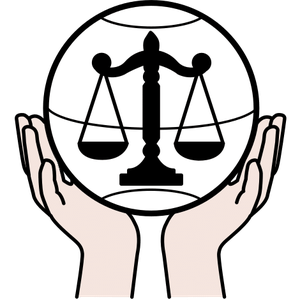 Manos sosteniendo balanza de la Justicia