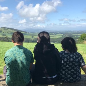 Tres niños de espaldas con un paisaje espectacular asturiano